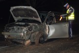 Wypadek na drodze Wrocław - Świdnica: Samochód wpadł do rowu, dwie osoby w szpitalu (ZDJĘCIA)