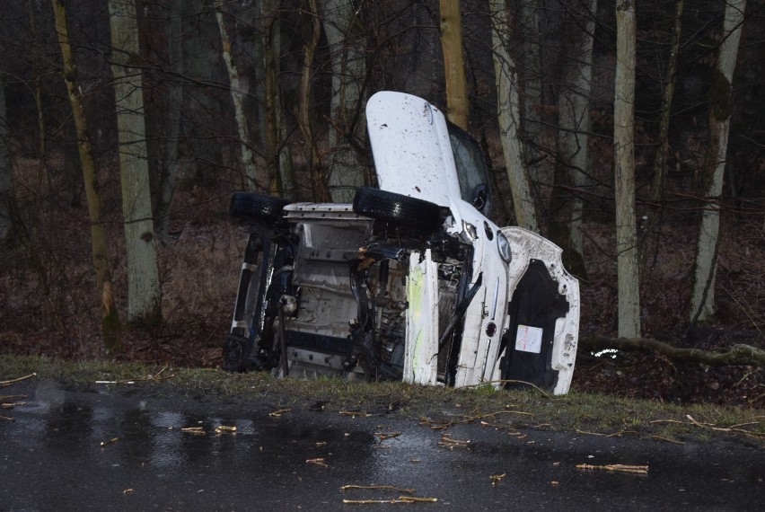 Wypadek na trasie Gniezno-Niechanowo. Dwa samochody w rowie! [FOTO]