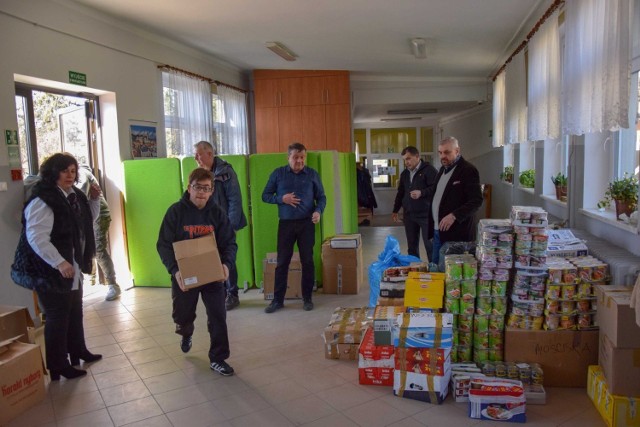 W pomoc uchodźcom z Ukrainy włączyły się warsztaty terapii zajęciowej z Podkarpacia. Nz. rozładowywanie kolejnego transportu pomocy w WTZ w Przemyślu.