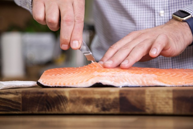 Do usuwania ości pomocna może okazać się pęseta gastronomiczna lub kosmetyczna. Przed wyciąganiem kolek należy ją dokładnie umyć i zdezynfekować.