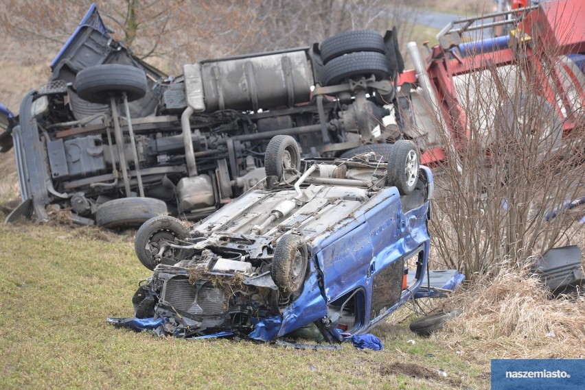 Dachowania samochodów w regionie. Ciężarowego z naczepą i osobowego citroena [zdjęcia]