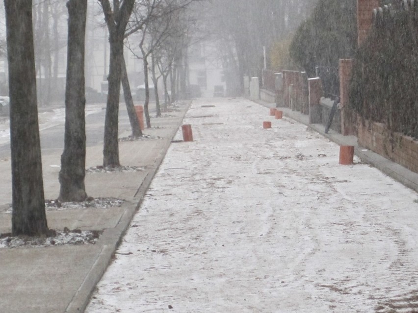 Ustka: śnieg na ulicach. Miasto pod białą pierzynką [ZDJĘCIA]