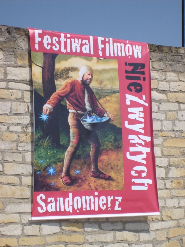 Logo Festiwalu Filmów Niezwykłych w Sandomierzu.