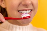 Uwaga na triclosan! Sprawdź, jak szkodzi ten antybakteryjny związek w pastach do zębów i mydłach oraz gdzie jeszcze występuje