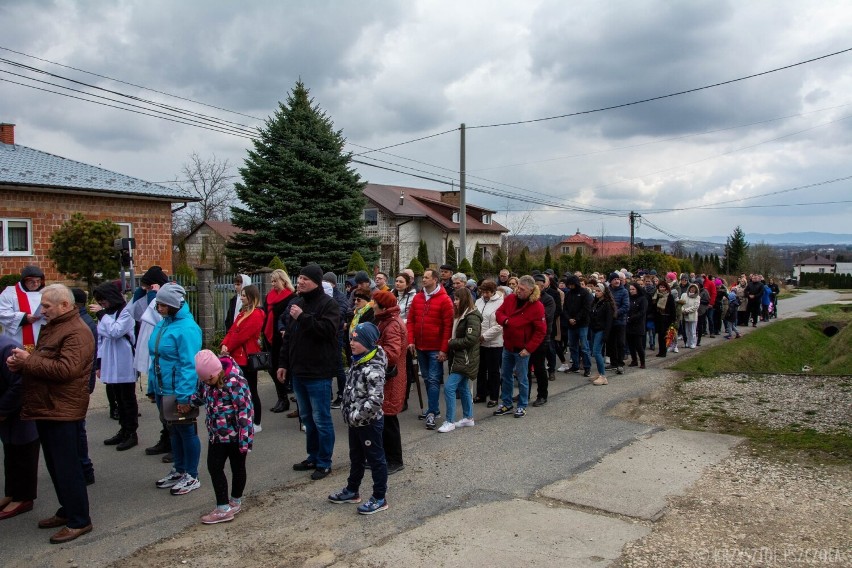 Mieszkańcy Niegłowic przeszli przez wieś rozważając stacje drogi krzyżowej [GALERIA]