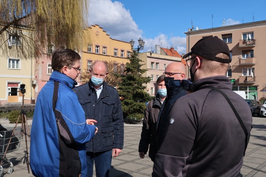 Góra. Odbyła się manifestacja w sprawie ponownego otwarcia szpitala. Mieszkańcy protestowali pod budynkiem starostwa