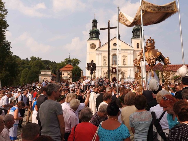 Przed południem kilkadziesiąt tysięcy osób dotarło do klasztoru, gdzie odprawiona została odpustowa polowa msza święta.