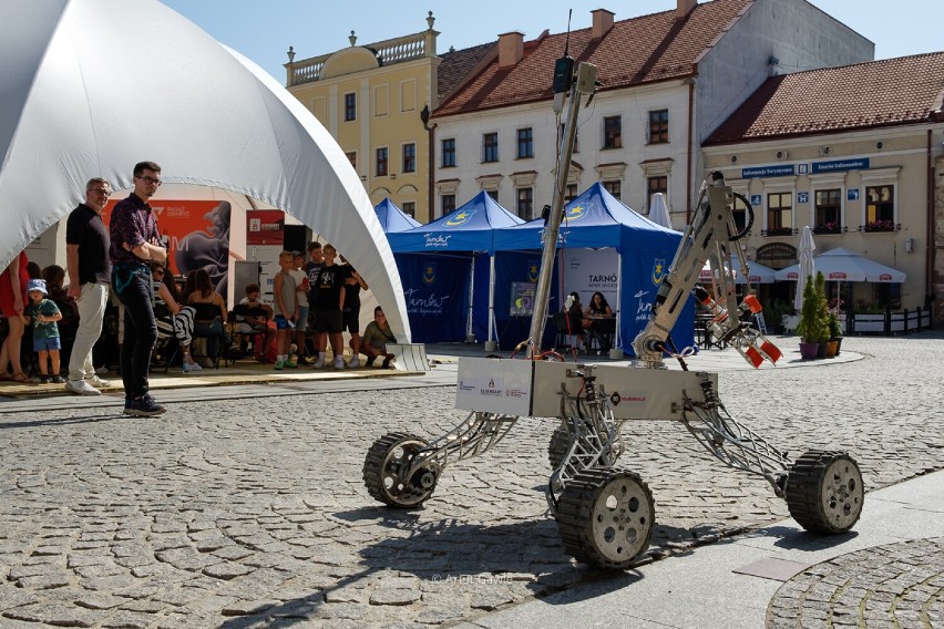 Łazik marsjański, efektowne pokazy i Centrum Nauki Kopernik na Rynku w Tarnowie. Rozpoczął się Festiwal Nauki i Techniki. Mamy zdjęcia