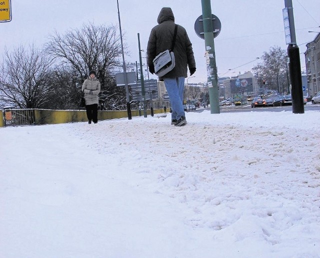 Chodnik na Głogowskiej był wczoraj nieodśnieżony