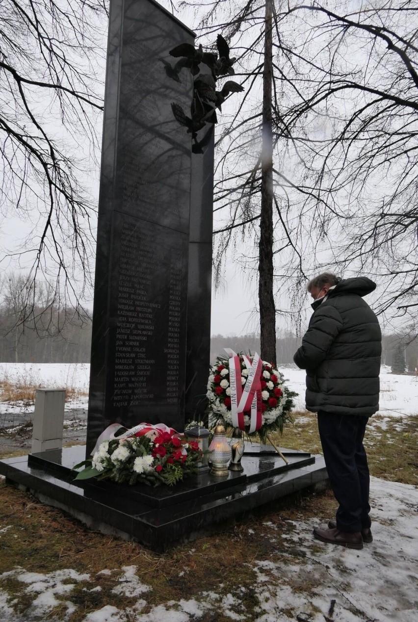 Składanie kwiatów pod tablicą upamiętniającą tragedię w MTK, 28 stycznia 2022.