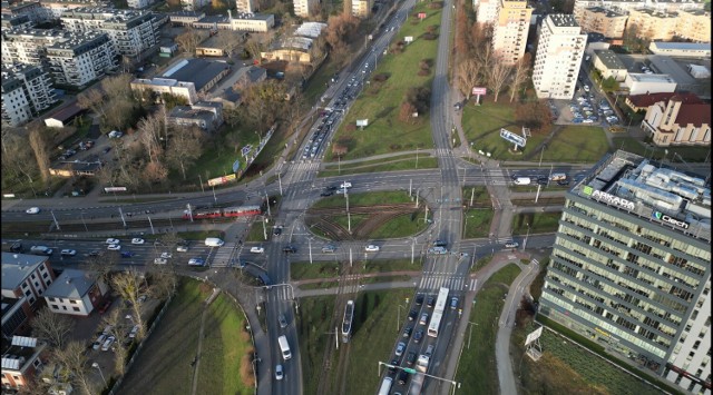 Bydgoscy drogowcy już rozpoczęli przygotowania do modernizacji oświetlenia wzdłuż ul. Wyszyńskiego w Bydgoszczy. Zgodnie z projektem na odcinku od ronda Fordońskiego do siedziby Wojewódzkiego Ośrodka Ruchu Drogowego ułożonych zostanie blisko 3 kilometry kabla.