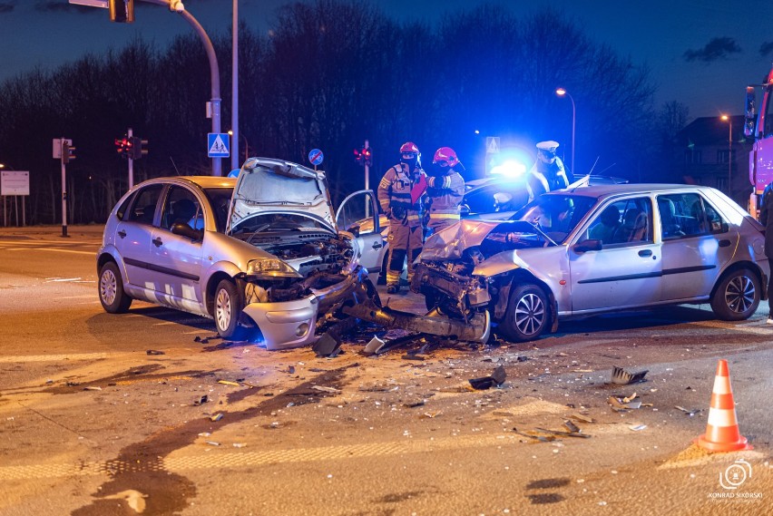 Na skrzyżowaniu zderzyły się czołowo-bocznie dwa samochody...