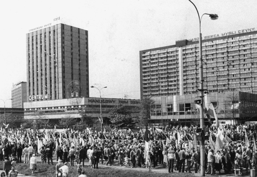 Tłum ludzi na pochodzie w Katowicach w 1984 roku