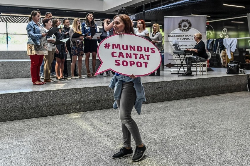 Festiwal Mundus Cantat 2018 - występ chóru na dworcu w...