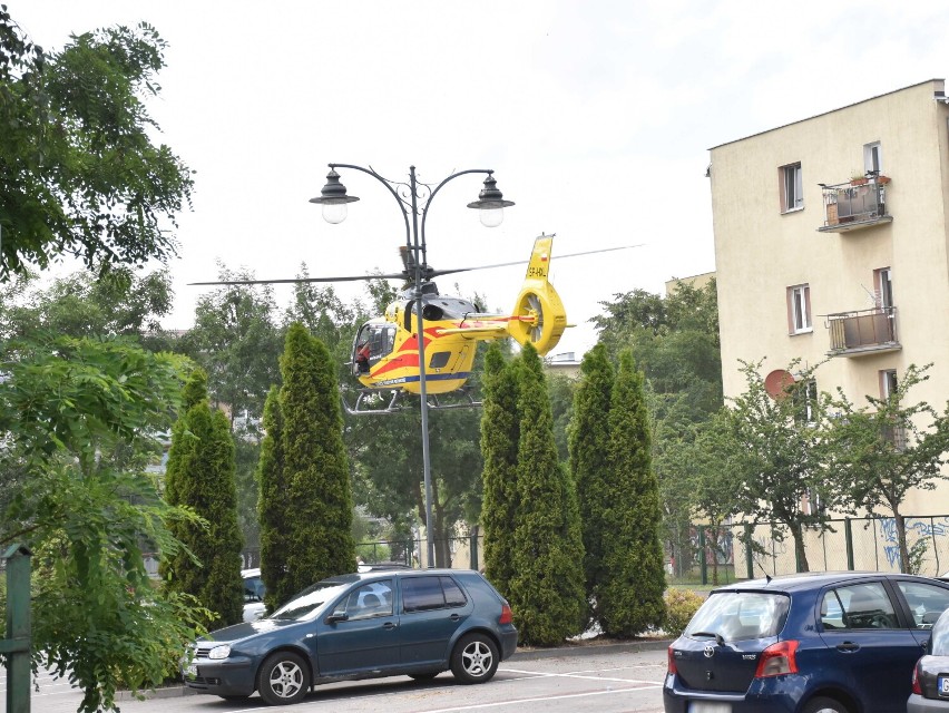 Malbork. Śmigłowiec LPR lądował na parkingu w środku miasta. Załoga bardzo szybko przejęła pacjenta i zabrała do szpitala