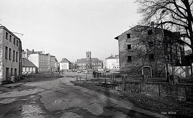 Spichlerz nad Niezdobną przed remontem, w tle początek budowy bloków przy placu Wolności