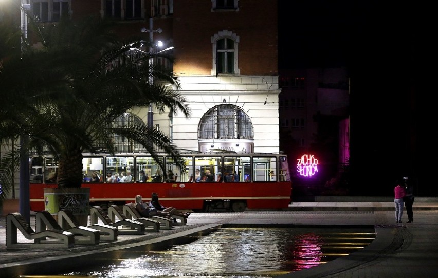 Neon Zachód Słońca w Mieście Ogrodów