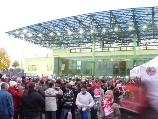 Bardzo duża grupa kibic&oacute;w oczekiwała cierpliwie na wejście na stadion. Fot. Szymon Szar