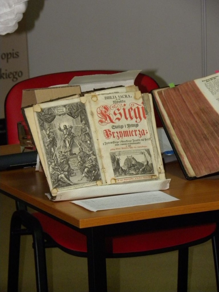 Biblia Gdańska ze zbiorów Muzeum w Chorzowie, podstawa...