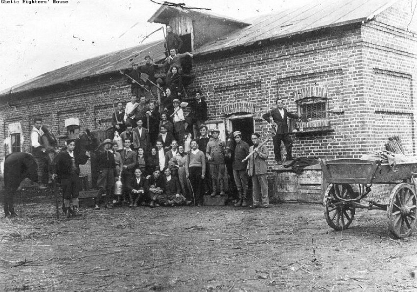 Pionierzy na tle budynków gospodarczych kibucu (1932/33)