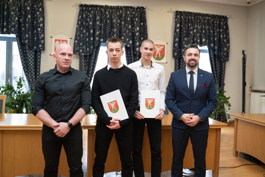 Biała Podlaska. Prezydent Litwiniuk wręczył uzdolnionej młodzieży stypendia za osiągnięcia artystyczne i sportowe