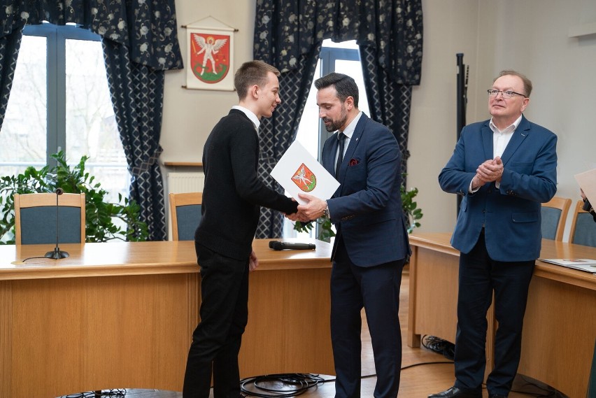 Biała Podlaska. Prezydent Litwiniuk wręczył uzdolnionej młodzieży stypendia za osiągnięcia artystyczne i sportowe