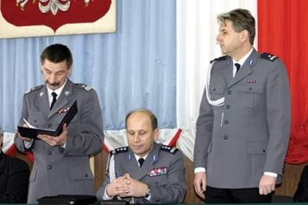 Kazimierz Szwajcowski (z lewej) dziękował za służbę Mieczysławowi Skowronowi (siedzi) i gratulował nowemu komendantowi, Dariuszowi Brandysowi. olgierd górny
