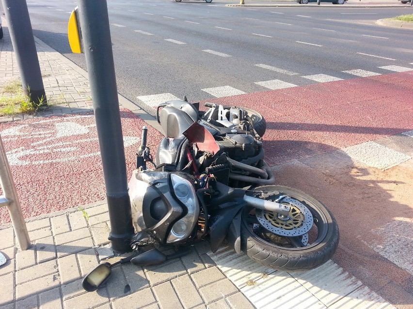 Motocyklista ranny w wypadku na Włókniarzy w Łodzi [ZDJĘCIA]