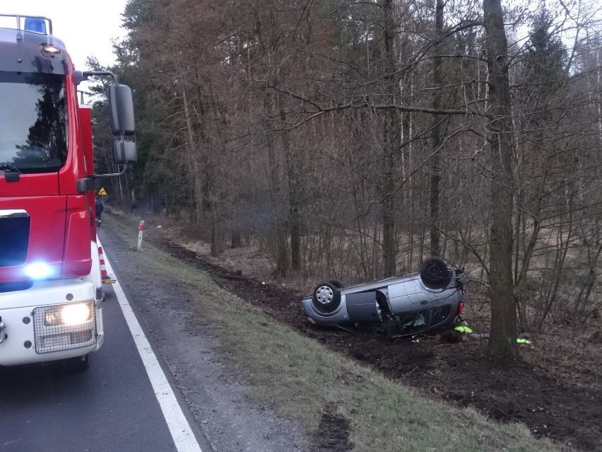 Wypadek na trasie Grodzisk- Nowy Tomyśl. Osobówka zderzyła się z tirem [ZDJĘCIA]