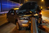 Wypadek na węźle Szubin Północ na S5 w Kujawsko-Pomorskiem. Osobowy ford wbił się w barierki ochronne [zdjęcia]