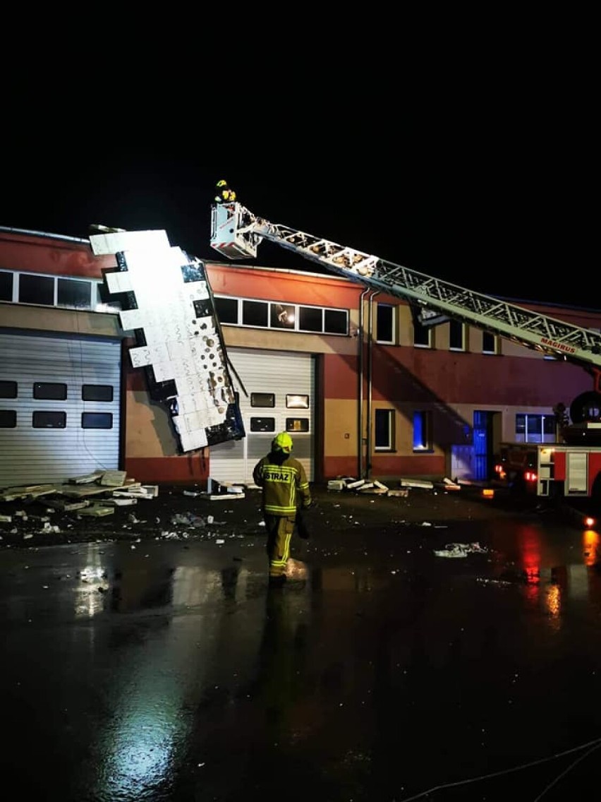 Praca strażaków z OSP Ruszowice przy zerwanym dachu