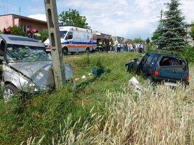 Wypadek w Niechanowie. Kierowca vectry zakleszczony w aucie