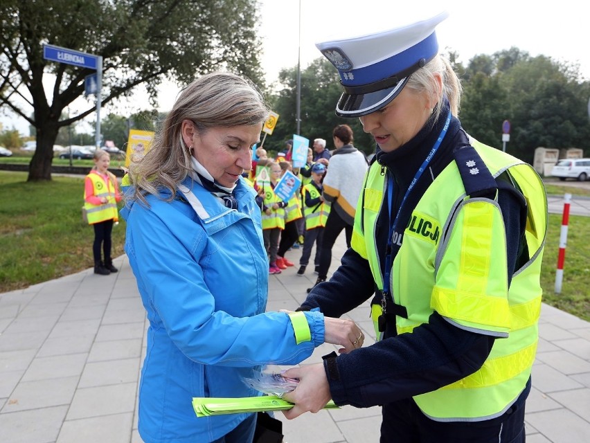 Akcja "EDWARD". Uczniowie pomagali policjantom rozdawać odblaski [zdjęcia, wideo]