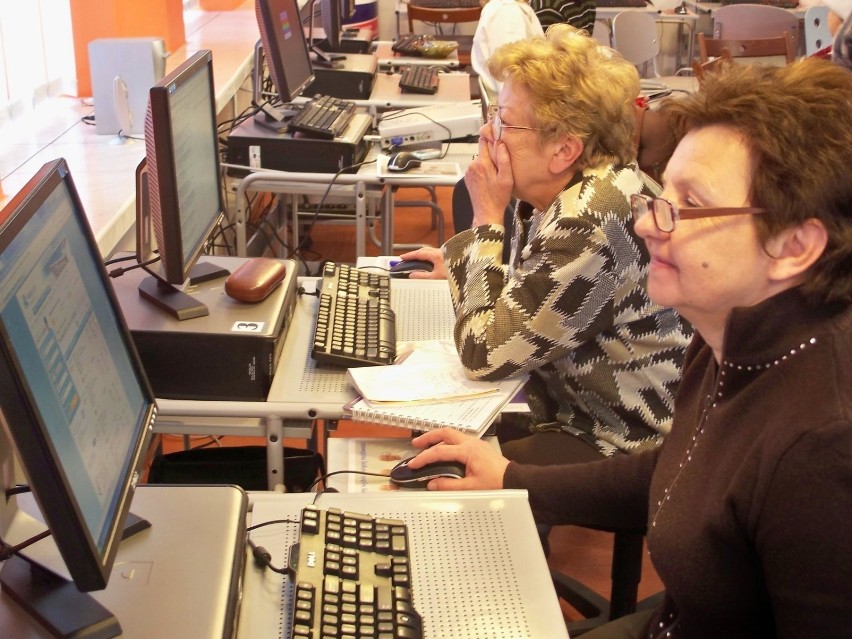 Seniorzy przy komputerach