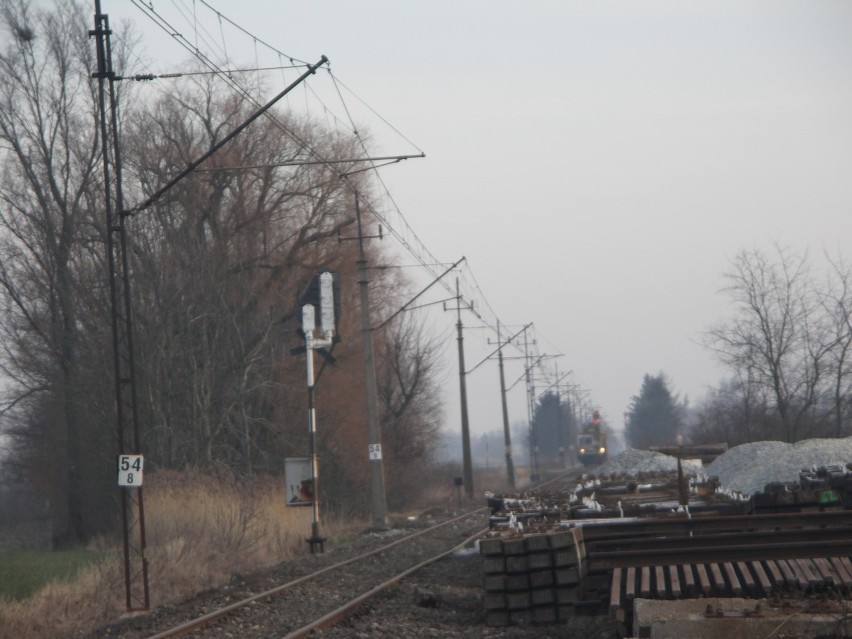 Demontują sieć trakcyjną na linii kolejowej nr 281 pod Zdunami [FOTO]