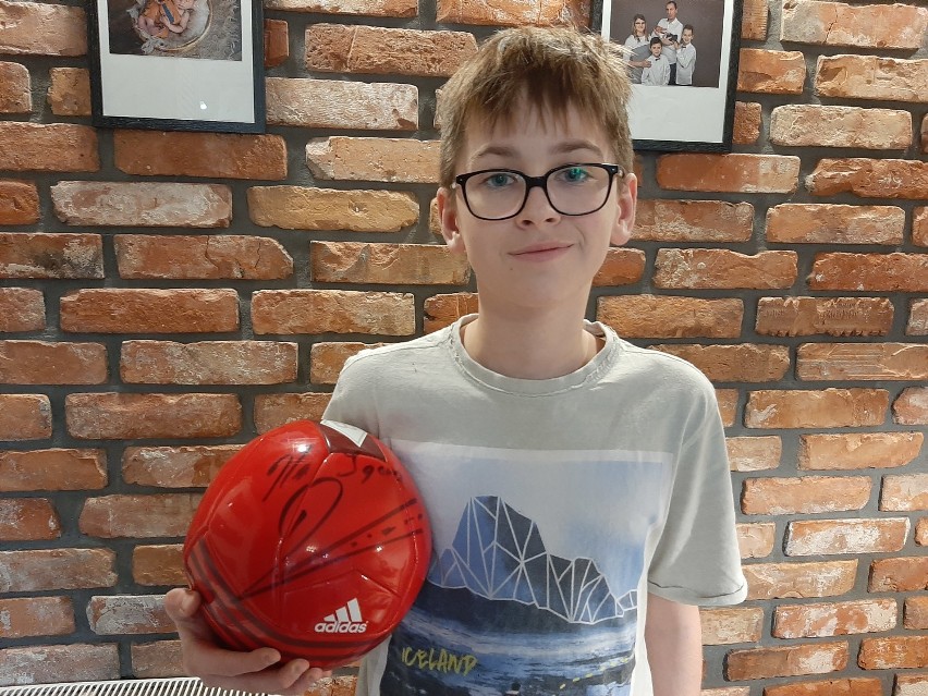 Chłopiec przekazał piłkę z dedykacją Roberta Lewandowskiego na licytację dla Laury