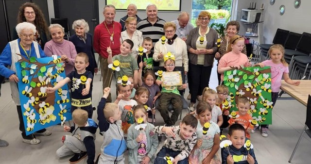 Seniorzy z Dziennego Domu Pomocy w Oświęcimiu spotkali się z dziećmi Przedszkola nr 15