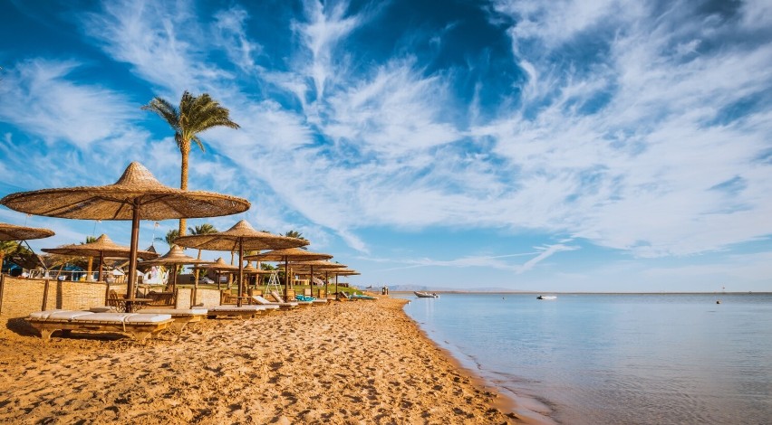Hurghada słynie z piaszczystych plaż przy błękitnym Morzu...