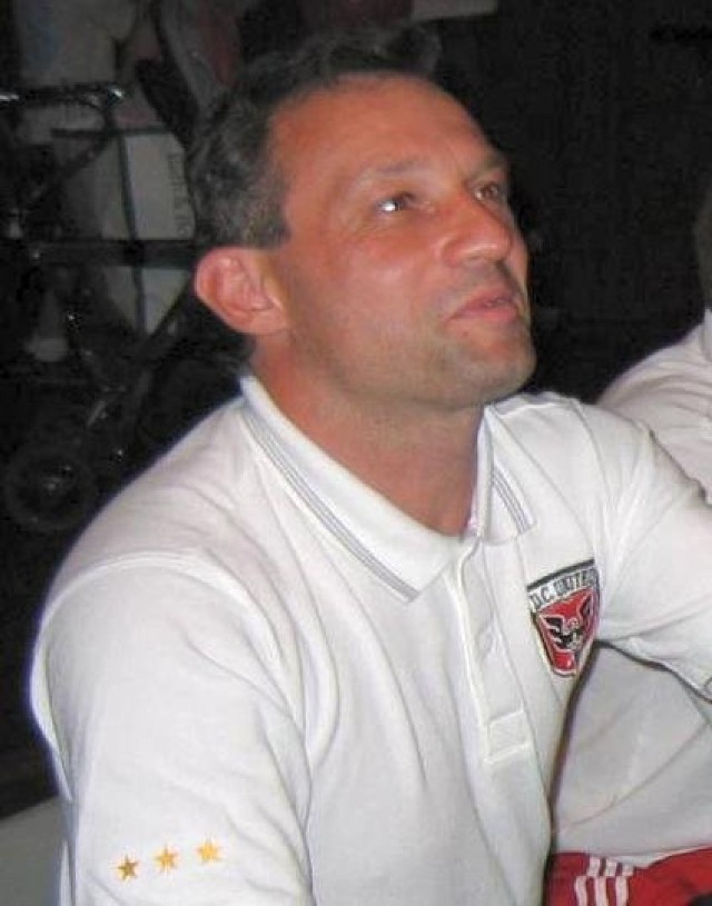 Piotr Nowak, trener olimpijskiej reprezentacji Stanów Zjednoczonych http://commons.wikimedia.org/wiki/Image:PiotrNowak20040718.jpg