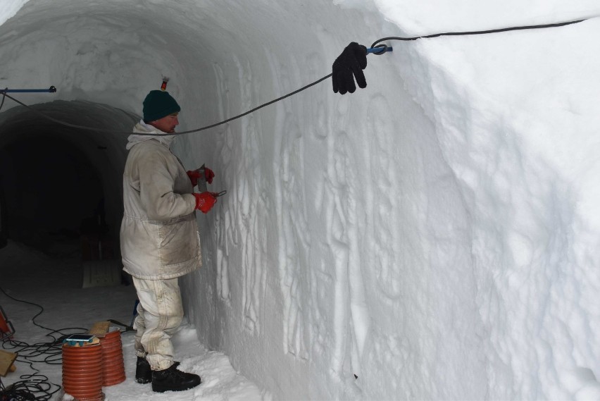 Zakopane. Śnieżny labirynt i bajkowe igloo gotowe. Obok gigantyczna piramida 