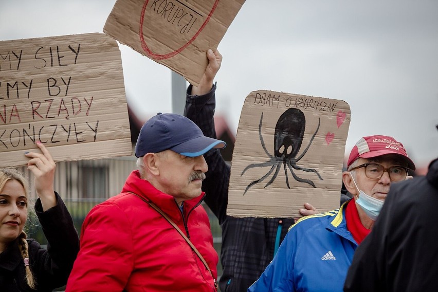 Wałbrzych: Protest pod szpitalem. Słowne utarczki zwolenników i przeciwników Romana Szełemeja (ZDJĘCIA)