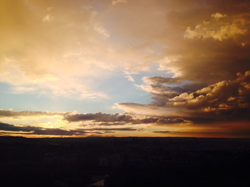 Tęcza nad Krakowem. Miasto widziane z kopca Kraka [ZDJĘCIA]