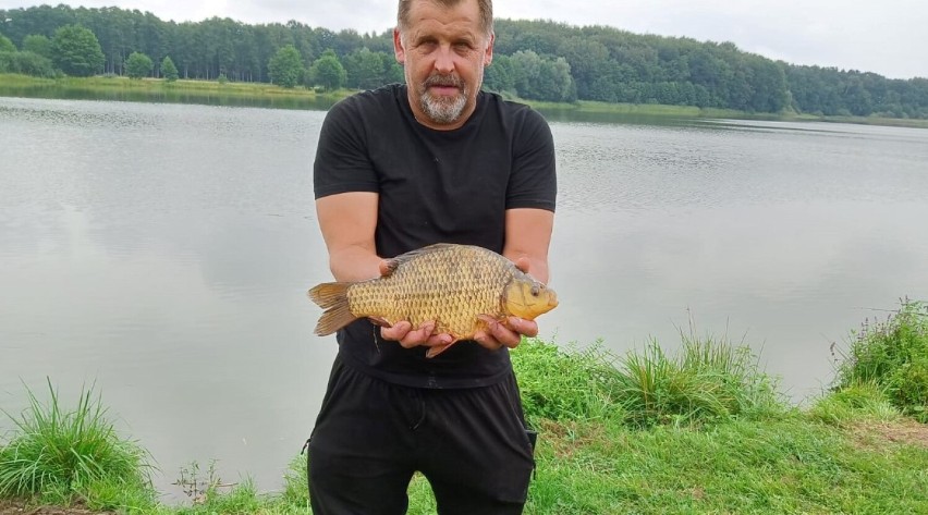 Wiesław Rosiński z karasiem ważącym 1,4 kg
