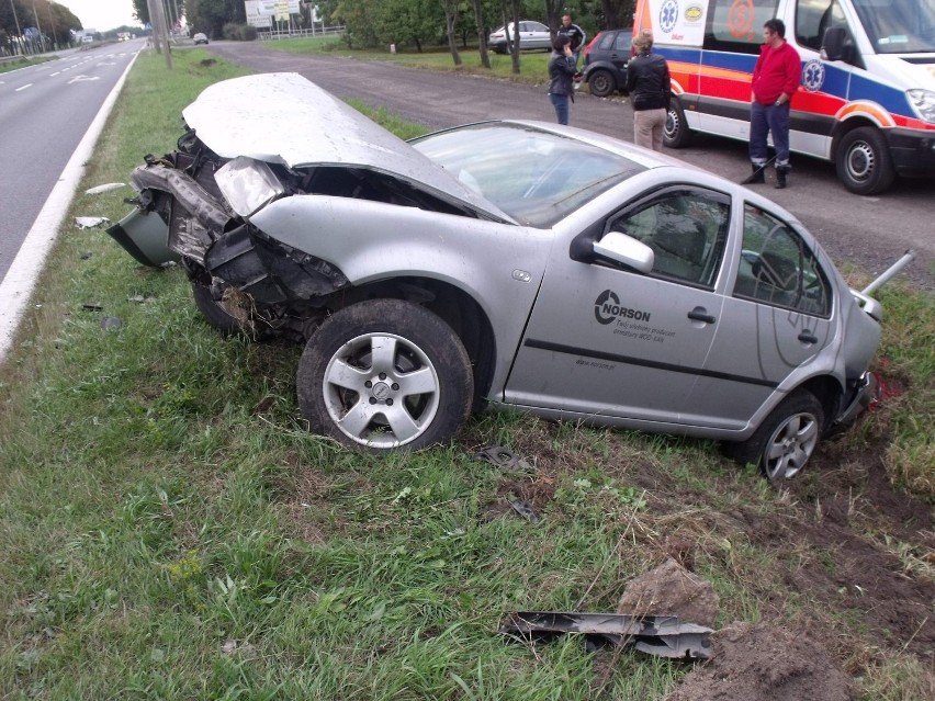 Wypadek w Swarzędzu. Samochód wpadł do rowu [ZDJĘCIA]