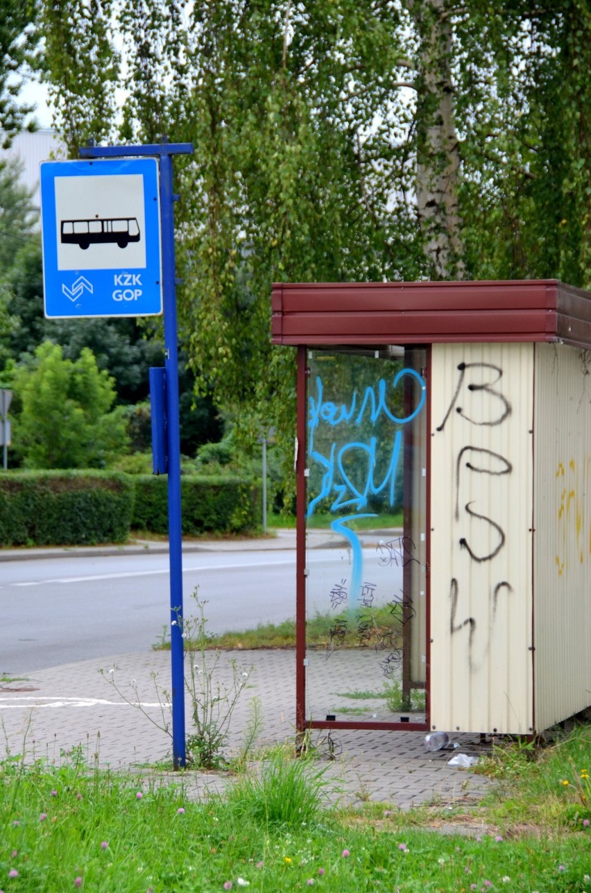 Tak wygląda przystanek przy starym budynku dworca PKP...