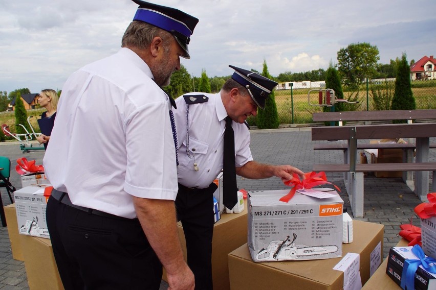 Strażacy z OSP w gminie Drużbice otrzymali nowy sprzęt [ZDJĘCIA]