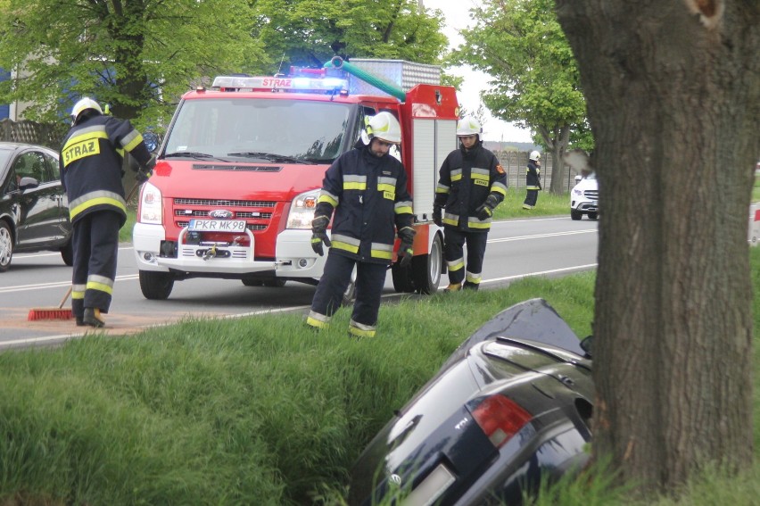 Samochód wypadł z drogi i wpadł do rowu w Lutogniewie [ZDJĘCIA]