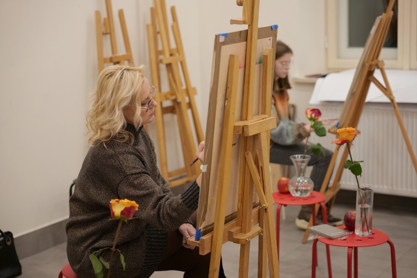 Kurs „Odcienie róży” malowania i zdobienia w Muzeum Regionalnym w Stalowej Woli. Zobacz zdjęcia