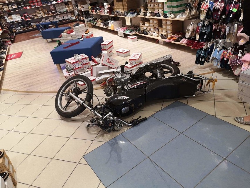 Motocykl wjechał do sklepu obuwniczego przy ul. Toruńskiej w...