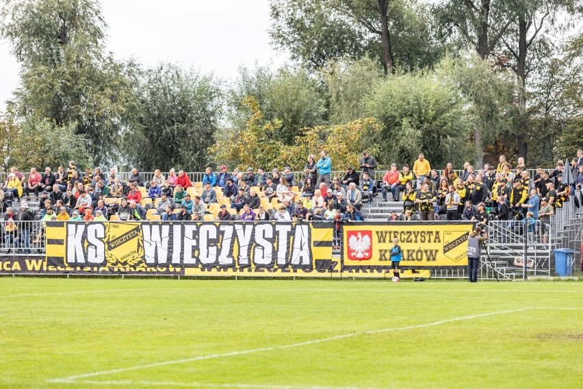 Wieczysta Kraków - Cracovia II, kibice na stadionie przy ul....